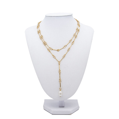las cadenas del oro de 47m m la falsa que perla del collar cuelga aros redondos diseñan la joyería de la moda